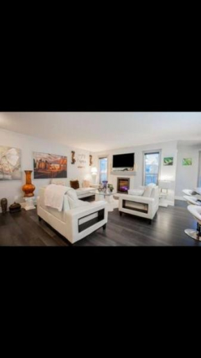 Cozy and beautiful 3 bedroom house close to lake